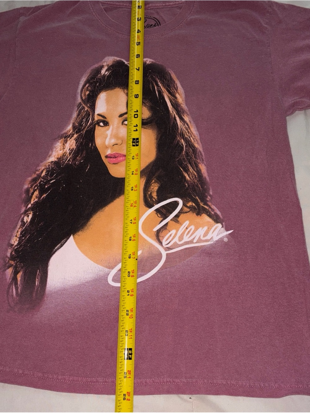 Mauve Short-sleeve T-shirt Featuring A Portrait Graphic of Selena Size Small